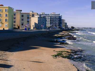 La spiaggia � sia sabbiosa che scogliosa
