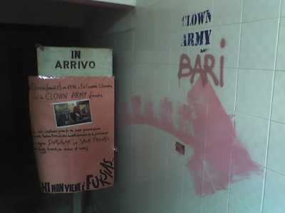 l'ingresso della sala Clown army