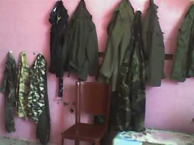 La parete degli abiti militari
