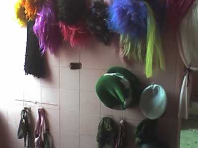 La parete di parrucche e cappelli