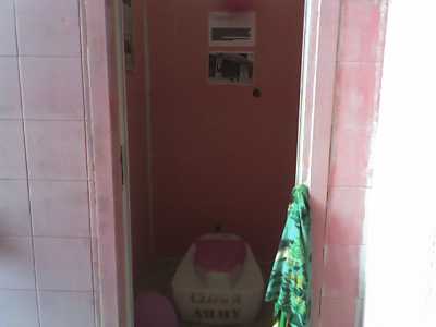 Il bagno trasformato in sala mostra