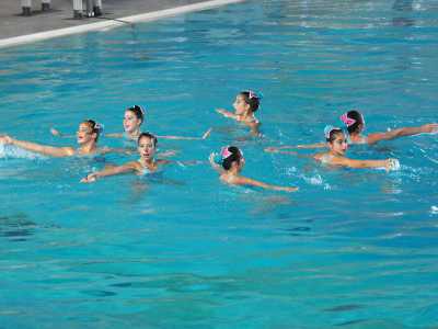 Le ragazze della Waterpolo Bari durante un'esibizione