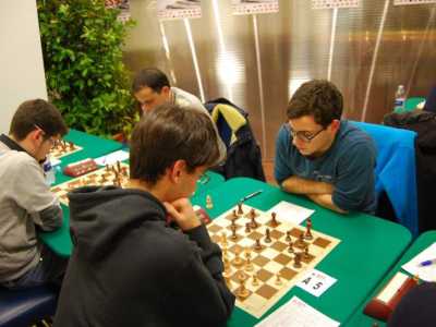 Giovani campioni durante una partita di scacchi del Torneo Week End Citt� di Bari 2013 presso il Circolo Canottieri Barion Sporting Club Bari A.s.d.