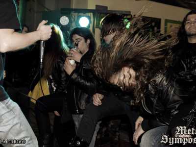Alcuni metallari mentre effettuano l'headbanging, cio� violenti movimenti con la testa a ritmo di musica 