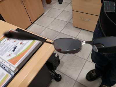 Un paio di occhiali con specchietti retrovisori incorporati, efficaci per spiare qualcuno alle proprie spalle
