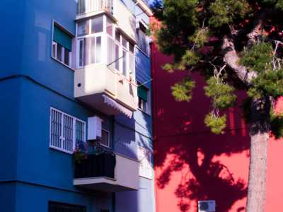 Un'immagine dei cortili interni e colorati del Villaggio 