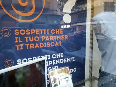 Sospetti che il tuo partner ti tradisca?�. � questa la scritta che appare sulla vetrina di un insolito negozio aperto da poco a Bari, nel quartiere Libert�. La merce esposta consiste in articoli dotati di una telecamera nascosta
