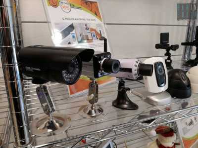 Ci sono i classici e vistosi dispositivi di videosorveglianza