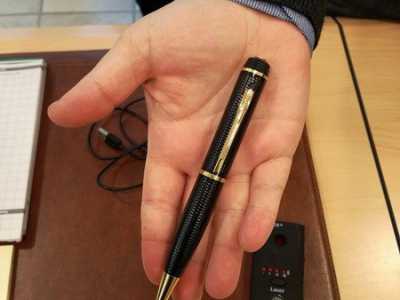 Un�elegante penna nera dotata di telecamera