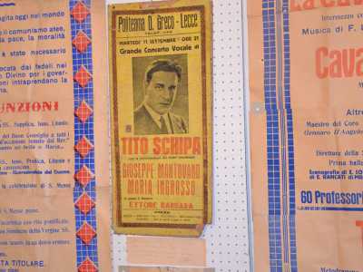 I manifesti di formato elefante e una locandina di feste patronali e spettacoli teatrali con il noto tenore Tito Schipa