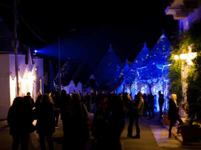 I componenti di Virus Emme mentre ballano all'ombra dei trulli di Alberobello
