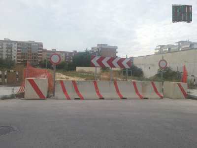 Cantiere a Japigia in via Tenente de Liguori, erbacce sulla strada mai asfaltata