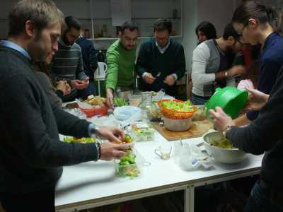 Il team di Hub Bari durante l'evento sexy salad prepara l'insalata per il pranzo