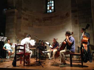 La Cappella Santa Teresa dei Maschi nella chiesa Santa Teresa dei Maschi di Bari con gli strumenti barocchi cembalo, viola, violone e cello