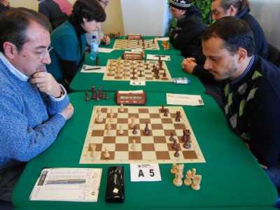 La concentrazione dei giocatori di scacchi durante il Torneo Week End Citt� di Bari 2013 al Circolo Canottieri Barion Sporting Club Bari A.s.d.