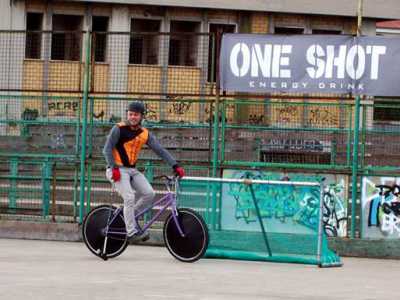 Un giocatore del Corato Bike Polo e la porta in cui si segnano i punti