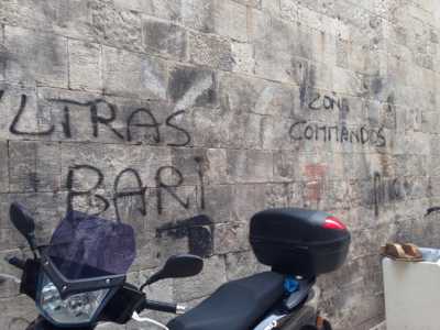 Sfigurato anche il retro del Portico dei Pellegrini, in via delle Crociate