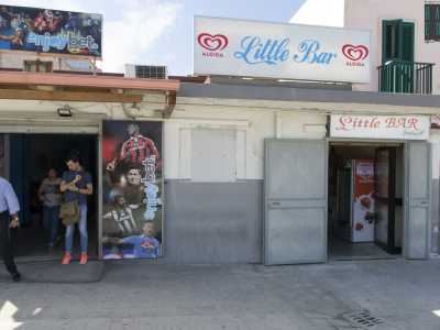 Il piccolo bar che si affaccia sul lungomare