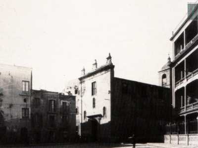 Santa Teresa delle Donne, un tempo situata nella strada omonima ad angolo con piazza San Pietro. La chiesa fu eretta nel 1647 per ospitare il ramo femminile dell�Ordine Carmelitano. Una foto del 1934 ce la mostra nel suo contesto...