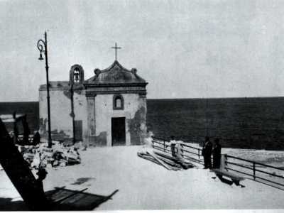 Piccolissima, si ergeva a strapiombo direttamente sul mare che in quegli anni lambiva la citt� vecchia (foto tratta dal "Calendario storico di Bari" di Alfredo Giovine)