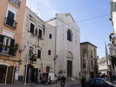 San Giacomo si presenta con la bianca facciata in pietra di Trani dai chiari connotati romanici...