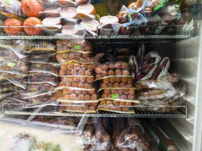 La donna ci fa entrare, mostrandoci il suo piccolo negozio. Sulla sinistra troviamo un frigo che contiene carne e pesce