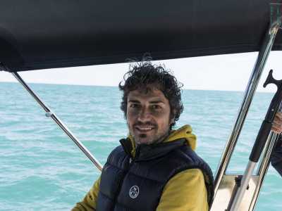 Giungiamo a destinazione e i motori dei natanti vengono spenti. Sul gommone sta per svolgersi il momento clou della mattinata e noi osserviamo il tutto dal motoscafo del biscegliese Gianvito, altro grande �fan� di questi rettili
