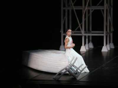 Teresa sul palco, mentre intepreta Medea