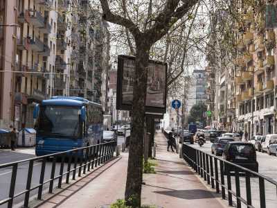 Ci affacciamo su viale Unit� d�Italia, grande arteria creata con l�apertura del ponte e contornata da palazzoni di cinque e sei piani: una strada che con il suo lungo spartitraffico, solcato dal 2008 anche da una pista ciclabile, ha spaccato in due tronconi incomunicabili tutte le precedenti traverse