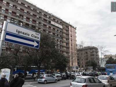Proseguiamo sul corso, andando a incrociare i �grattacieli� di largo Ciaia, punto di arrivo e di partenza di numerosi bus e pullman extraurbani