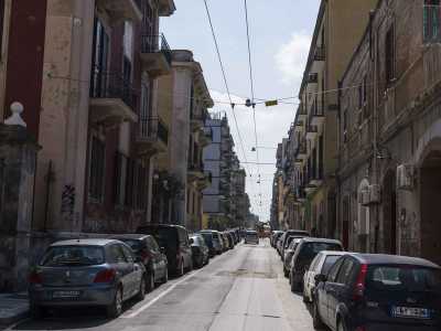 la strada si fa pi� stretta e improvvisamente ripida. Stiamo salendo sul Mons Iudeorum, la collinetta di quello che fu un antico ghetto ebraico 