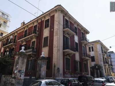...e persino alcuni colorati palazzotti d�epoca di inizio 900, tra i pochi sopravvissuti nel quartiere. In particolare sulla sinistra notiamo un edificio rosso acceso di tre piani, diviso da una cancellata da una struttura color crema