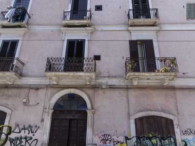 Mentre sulla destra si staglia una palazzina di color rosa al cui piano terra trova spazio la sua sala da barba del signor Vito, che ci spiega come un tempo quel palazzo fosse abitato da numerose prostitute