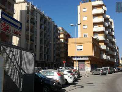 Ci basta poi camminare qualche metro per arrivare a un insolito incrocio a ipsilon da cui sulla destra si diramano due strade: via Bottalico e via san Lorenzo. Oggi davanti al palazzo che funge da spartitraffico si tova un�isola pedonale...