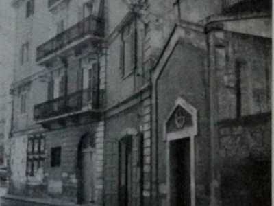 Una foto degli anni 60 ce la mostra attorniata da edifici non pi� esistenti, con la sua croce che si erge su una facciata neoromanica