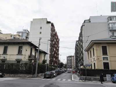 A sinistra invece ecco due degli otto villini postelegrafonici superstiti. Si tratta di villette in stile liberty costruite negli anni 20 per fornire alloggio ai funzionari della �Postelegrafonica�
