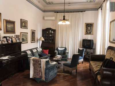 Ad attenderci c�� Vincenzo De Robertis, proprietario di uno dei due edifici, acquistato nel 1987. Ci ospita e ci permette di visitarlo
