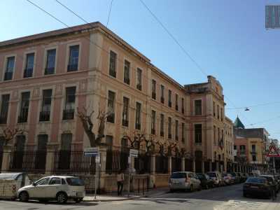 Siamo ora ritornati su corso Benedetto Croce e ci fermiamo davanti alla storica scuola elementare Carlo del Prete, la cui prima campanella suon� il 1� ottobre del 1928. Ora ospita pi� che altro uffici e solo qualche classe