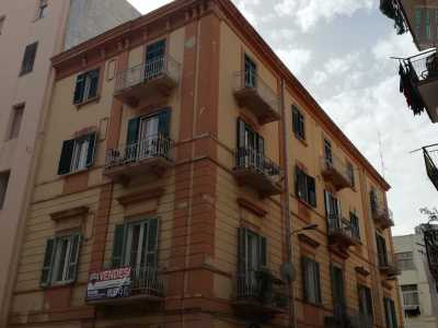 Da viale Unit� d�Italia (che in questo punto cambia nome e diventa viale della Repubblica), percorriamo via De Amicis, costeggiando un palazzo giallo e rosso datato 1859: il pi� antico edificio del quartiere