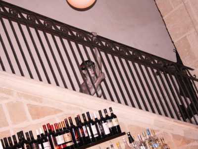 Bodypainting in cui il corpo del modello si confonde con il muro di un locale, di Vanessa Fonzetti
