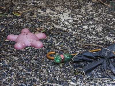 ...giocattoli e bottiglie di plastica