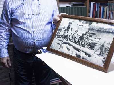 L�uomo dopo averci mostrato alcune fotografie, tra cui una del 1947 quando a 16 anni faceva l�apprendista a Cala delle Fontanelle, ci racconta la storia della sua famiglia 