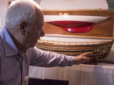 L'86enne maestro d'ascia Vincenzo ci accoglie nello studiolo ricavato nel mezzanino del suo appartamento nella citt� vecchia di Monopoli. Sulle pareti decine di modellini navali si alternano alle numerose targhe e riconoscimenti ricevuti per la sua professione