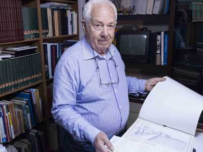 Il locale � sommerso da libri, documenti storici e montagne di disegni, perch� il maestro d�ascia � anche un ottimo divulgatore e storico
