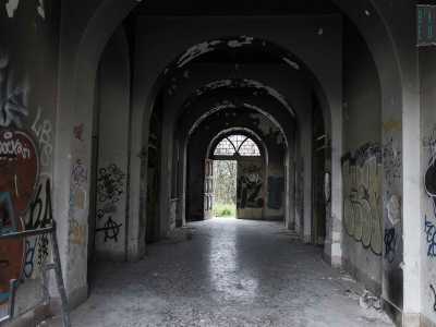 Lasciamo l�edificio e decidiamo di entrare, attraverso un arco, in un lungo e scuro corridoio...
