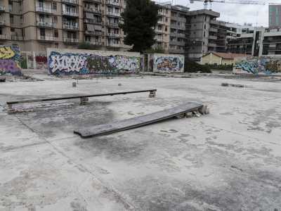 ...e usato come improvvisata pista da skateboard