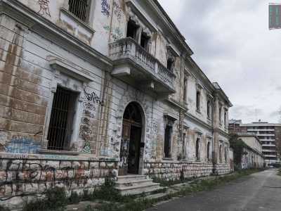 ...solo una volta usciti dall�altra parte capiamo di aver attraversato il piano terra dell�edificio pi� importante e antico della Rossani: il Comando. Si tratta di un�elegante palazzina in stile liberty risalente alla fine dell�800 dove trovavano alloggio gli ufficiali