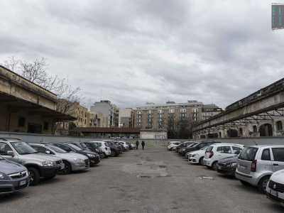 Non ci resta che varcare l�ingresso dei parcheggi. Ci ritroviamo cos� in quella che un tempo era denominata �Piazza 100 cannoni�, ovvero il posto riservato ai grossi pezzi di artiglieria
