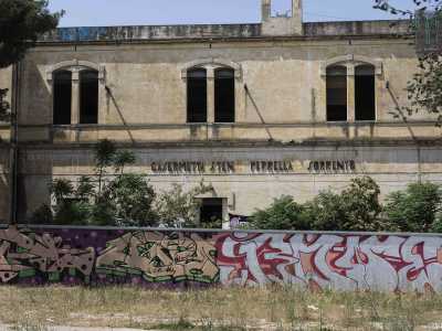 Subito di fronte a noi si staglia la �Casermetta Perrella Sorrente�, come leggiamo su una targa superstite