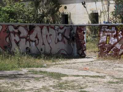 Attraverso un varco nel muro entriamo a questo punto nell�area abbandonata, un tempo frequentata da ben cinquecento militari